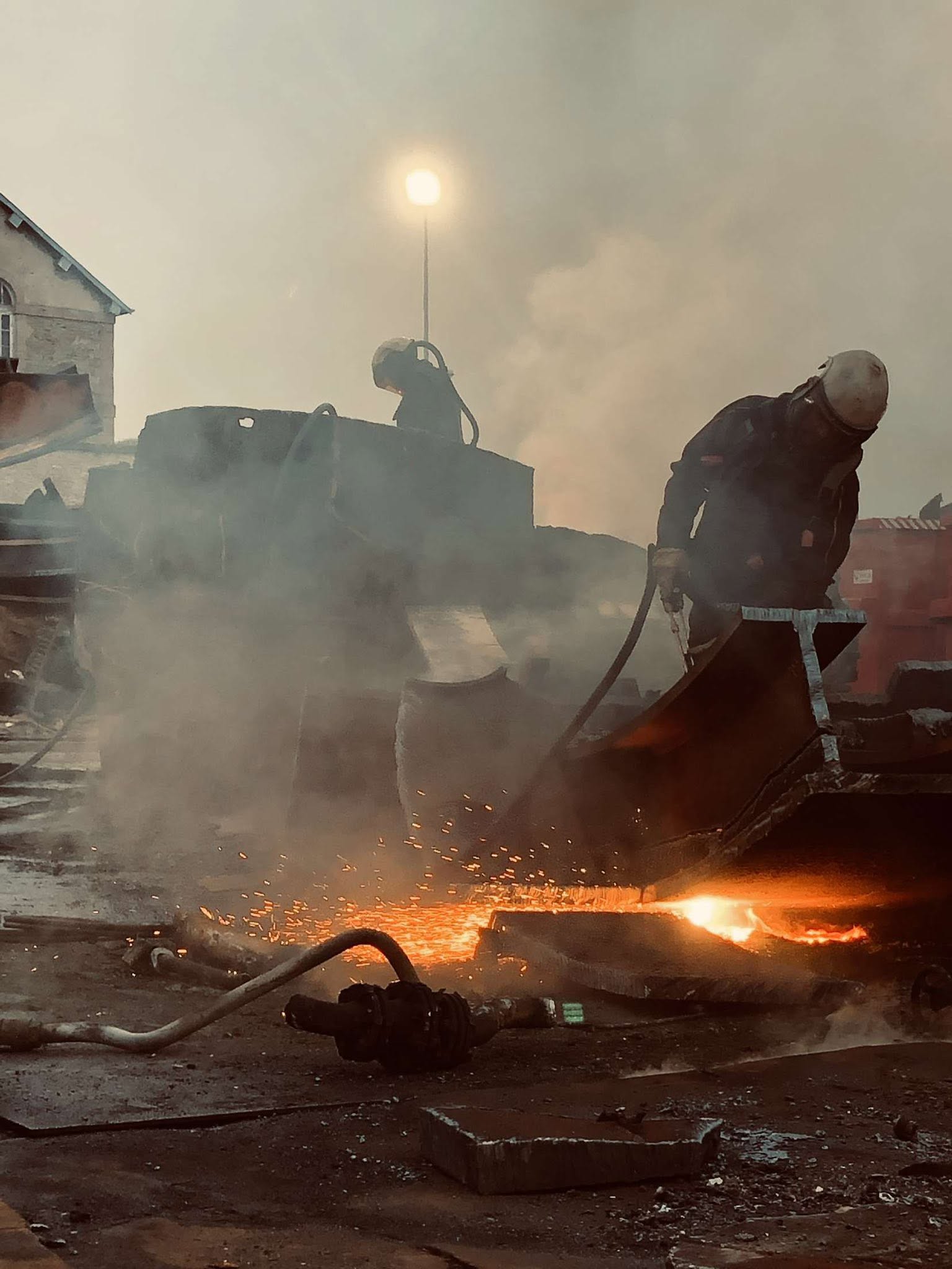 Chalumiste réalisant une découpe métallique