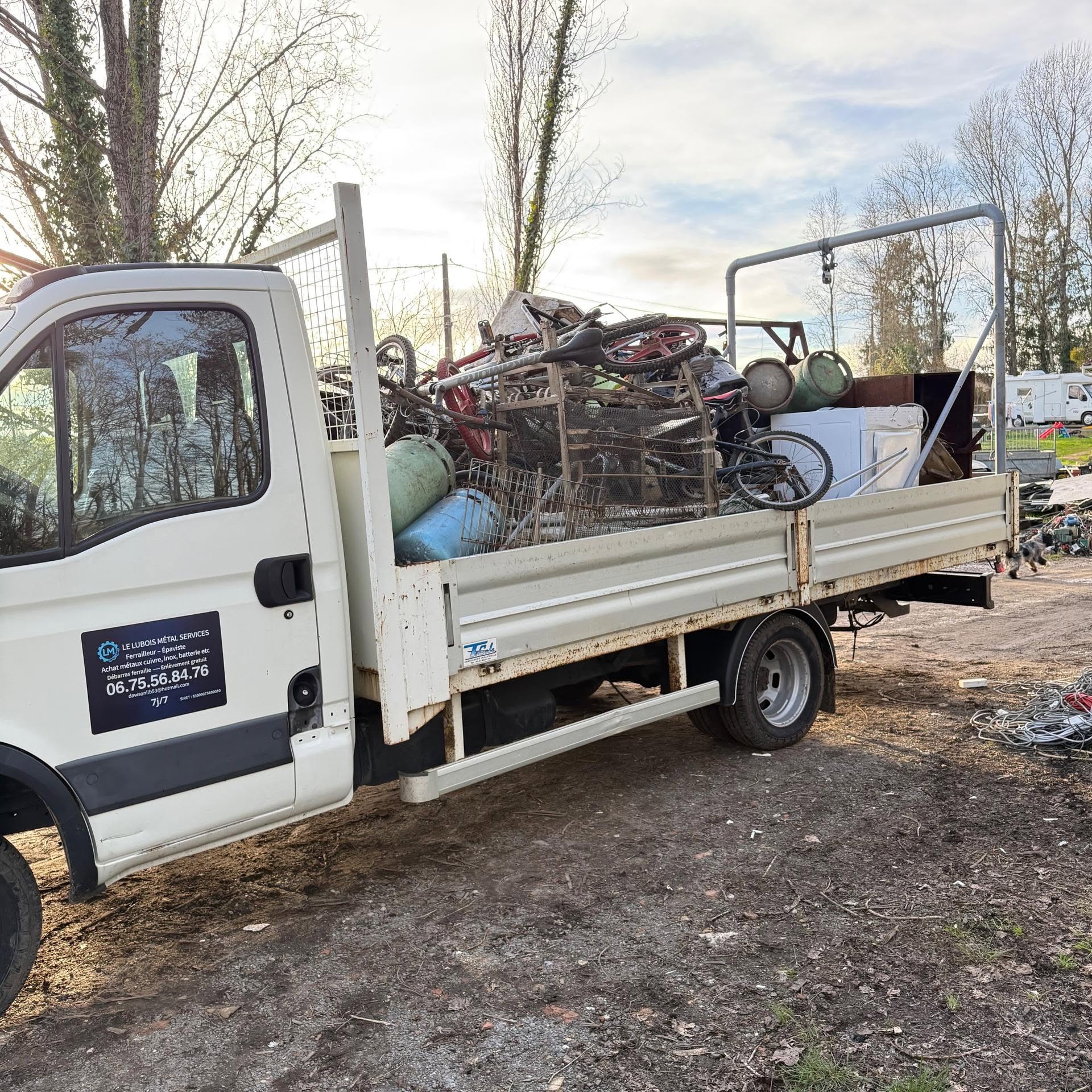 Transport de métaux Camion transportant des métaux récupérés